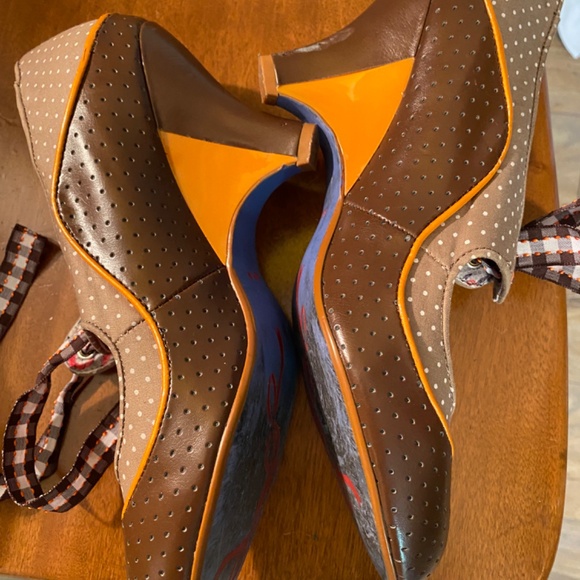 Funky shoes with witchy vibes. - Picture 3 of 5